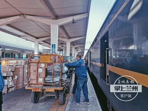 加快行包运输丨2月以来兰州车站累计装运行包和快递13.8万件