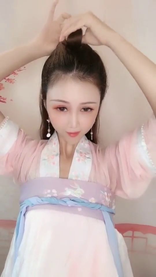 穿汉服的姑娘,梳的这个头饰,看起来有一种清奇的感觉 