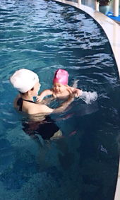 霍思燕带儿子游泳秀美腿