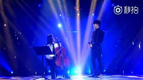 那年今日 综艺秀场变演唱会现场 大提琴伴奏下薛之谦演绎 绅士 深刻情感