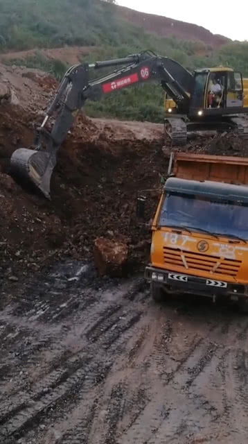 挖掘机装车视频表演,挖掘机平地装车技巧 几点技巧分享
