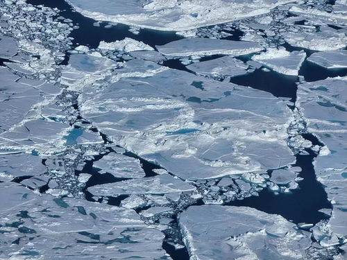 两座北极冰盖因全球变暖消失