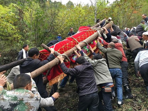 农村老人过世土葬,入土为安有哪些讲究,你知道 打金井 吗