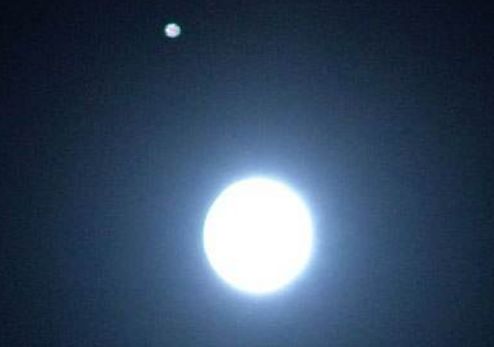如何区分夜空中的木星和月亮 