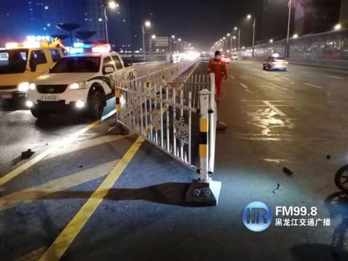 突发 文昌桥 哈市一辆路虎车撞开护栏,冲向对面车道,致三人受伤