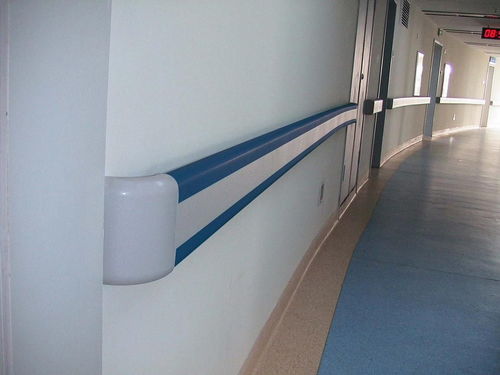 沙发扶手防撞怎么弄好看？医院走廊扶手面板接头安装方法(沙发扶手是什么意思)