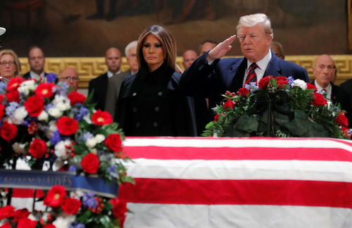 特朗普夫妇瞻仰老布什灵柩 敬了个礼就走了 