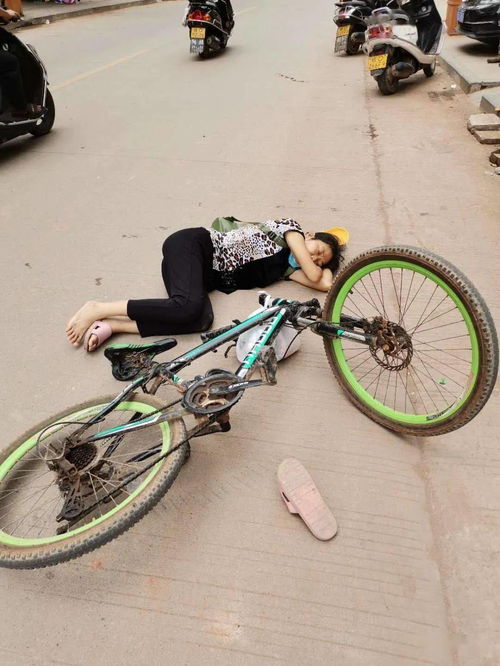藤县太平一名妇女骑自行车在梧太路突然倒地不省人事...