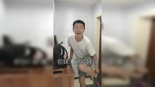 小伙告知妈妈家里要来客人,没想到小伙说完话,母亲的反应太牛了 