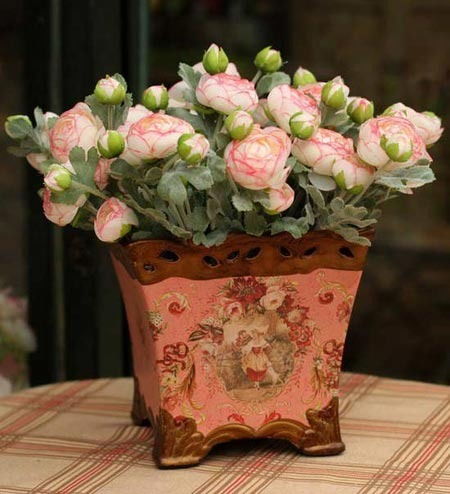 粉红花瓶可以搭配维多利亚小玫瑰或香槟玫瑰
