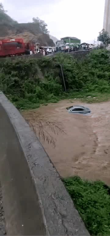 洪水突袭,昭通镇雄 彝良多地被淹