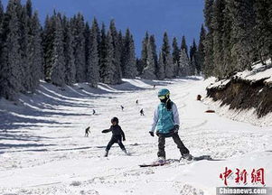 新疆滑雪爱好者享受入夏前最后的滑雪时光 