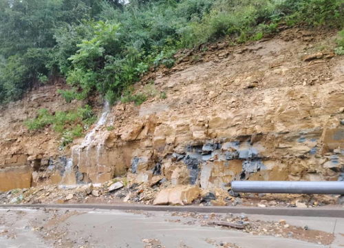 因暴雨突发泥石流 济源水洪池村近百名旅客被困山中