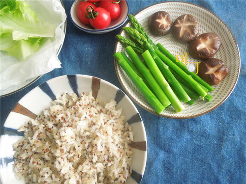 工作日为自己准备的三色藜麦饭团便当,搭配上海熏鱼,吃了照样瘦
