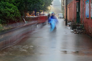 文峰街下雨积水成河 市民出行爬高上低 