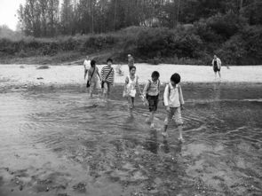 一条河成了 拦路虎 ,孩子们 一天四次,趟水过河去上学 