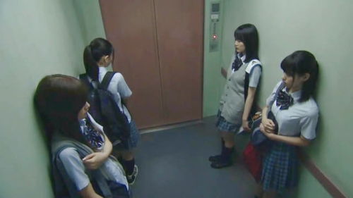 女孩们在医院坐电梯,明明4个人很宽敞,可她们却感觉很拥挤 