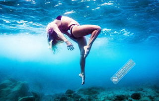 美女拍水下健身照 美翻网友遭调侃 不怕鲨鱼来啦 
