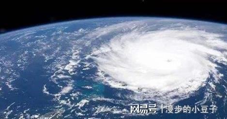 太空中的宇航员看到的宇宙是白天还是黑夜