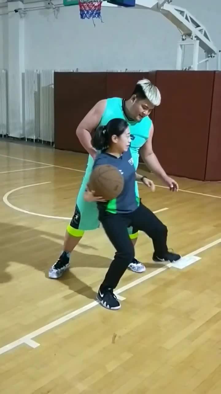 篮球 坐打中锋,脚步很重要 