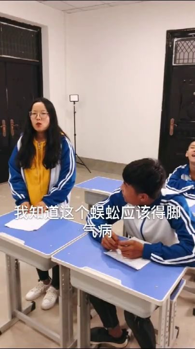 老师问了学生两个问题,学生回答完之后,老师将她赶出教室 