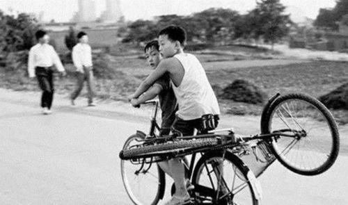 90年代老照片 用黄瓜片敷脸的美女,自行车车技很高的小男孩