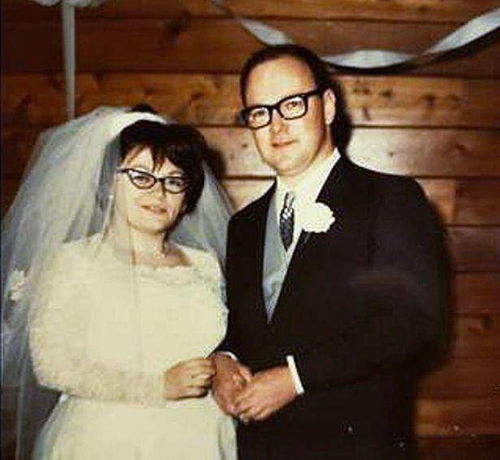 美国一夫妇结婚53年相敬如宾,不幸感染新冠,医院手牵手离世