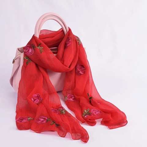 长丝巾能围出凣种花朵,丝巾怎样打成玫瑰花