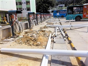 深圳328路70台电动车遭遇 充电难 建充电桩又被说违建