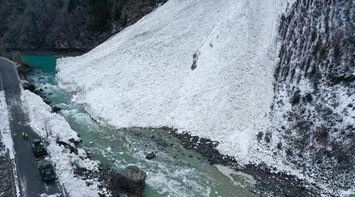 川藏线波密县突发雪崩