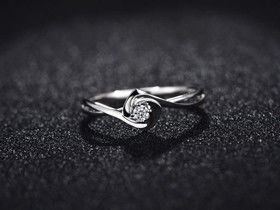 新品闪耀登场！周大福925银钻石戒指，让你的爱情更加璀璨夺目！