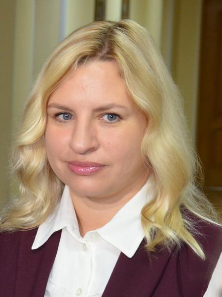 克里米亚美女体育部长托鲁巴拉娃,1977年出生,函授财经学院毕业