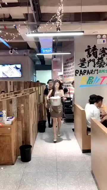 去饭店用餐,第一次见这样的服务员,这颜值都能去选美了 