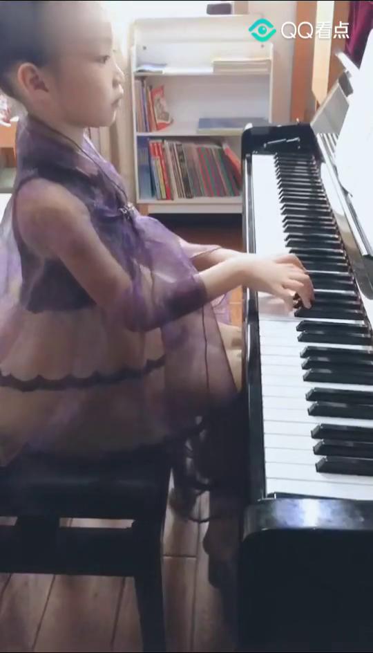 弹钢琴的小女孩很优雅哦 