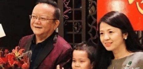 王刚与小20岁三婚妻子近照,站在一起像父女,儿子和孙子一般大