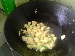 炖土豆的做法,炖土豆:温暖舒适经典家常菜标签:炖土豆,家常菜,舒适食品