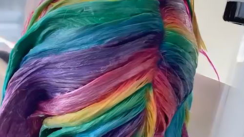 趁着二月二这个吉利的日子,给自己染一头彩虹色的头发 