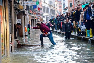 威尼斯遭 灭顶之灾 水中之城 惨不忍睹 
