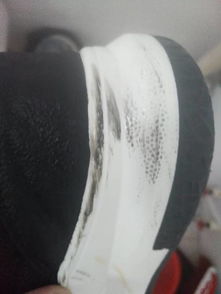 板鞋白边的黑色怎么刷掉