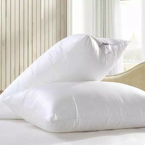 到底为什么酒店的双人床上要放四个枕头