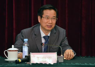 自治区人社厅党组成员 副厅长王忠平出席新闻发布会并答记者问 