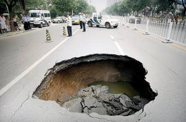 北京朝阳区路面出现3米深塌陷