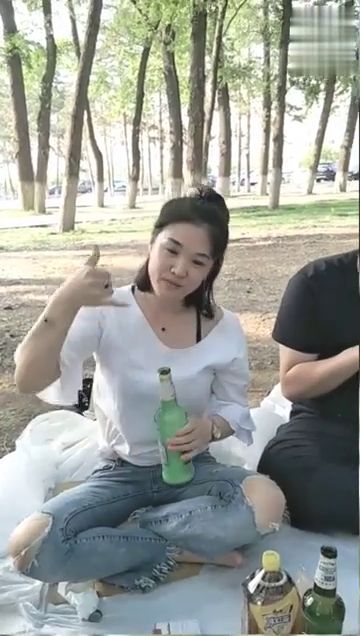 妹子拼起酒来,男生都怂了 