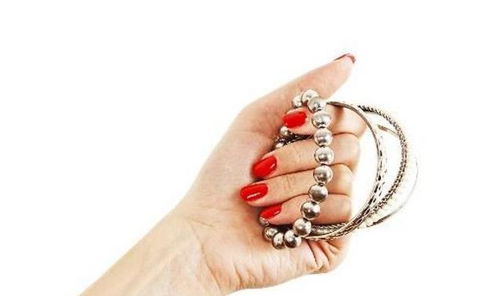 女性戴银手镯好处多,戴在哪只手能 排毒 呢 多数人都想错了