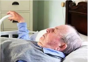 卧床老人洗头怎么弄好看 有些养老院护理员给卧床老人擦拭身体，难道老人不愿意洗澡、洗头吗