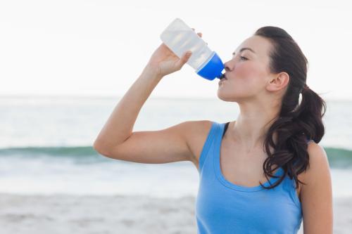 女人一天要喝多少水 