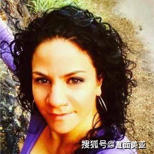 白人女教授冒充黑人多年 突然坦白后被学校停课接受调查