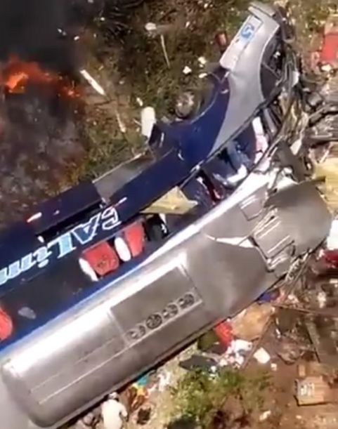 巴西巴士撞车后司机弃车而逃,车身从高处坠落致16死27伤 