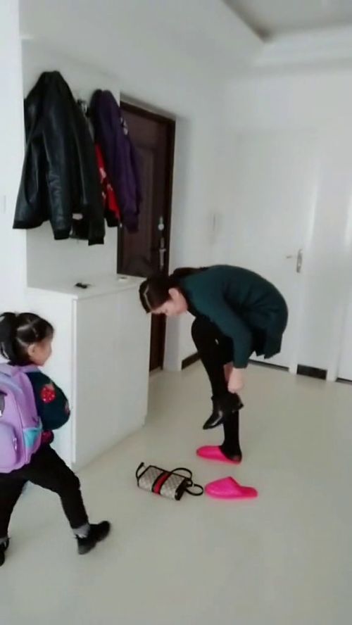 这就是傻了的老婆,今天送女儿去上学她穿鞋,你夹着一个没看到吗 