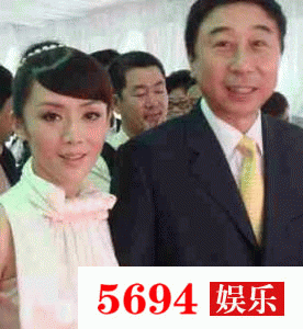 59岁冯巩妻子近照曝光,低调美艳不输女明星,儿子创业成老板